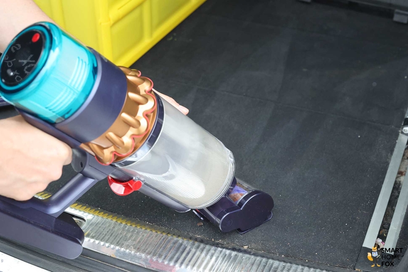 Dyson Gen 5 Detect: уборка автомобиля
